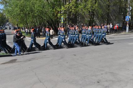 Кременчугская улица. Сквер у Национального центра управления в кризисных ситуациях. Церемония открытия памятника Ветеранам МЧС России. На снимке: спасатели.