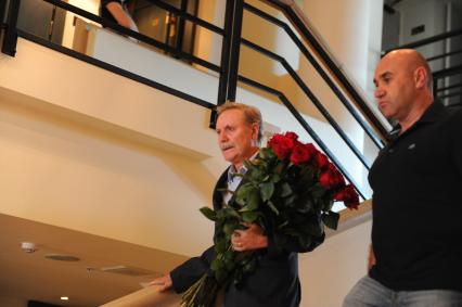 Театр `Мастерская П. Н. Фоменко`. Прощание с режиссером Петром Фоменко. На снимке: художественный руководитель Государственного академического Малого театра России, народный артист СССР Юрий Соломин (слева).