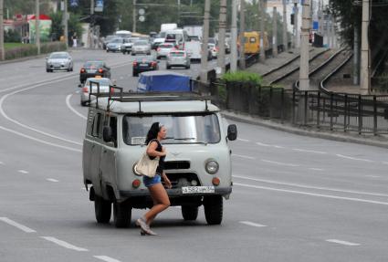 17 августа 2012, Волгоград. Пешеходы перебегают дорогу в неположенном месте.