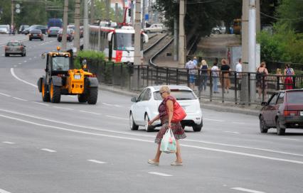 17 августа 2012, Волгоград. Пешеходы перебегают дорогу в неположенном месте.