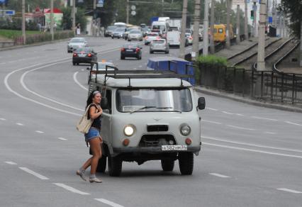 17 августа 2012, Волгоград. Пешеходы перебегают дорогу в неположенном месте.