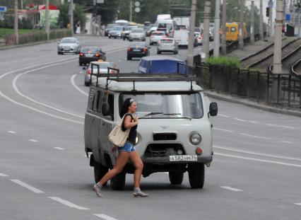 17 августа 2012, Волгоград. Пешеходы перебегают дорогу в неположенном месте.