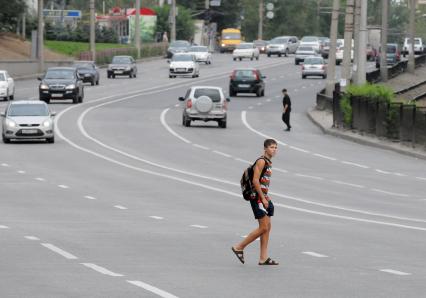 17 августа 2012, Волгоград. Пешеходы перебегают дорогу в неположенном месте.