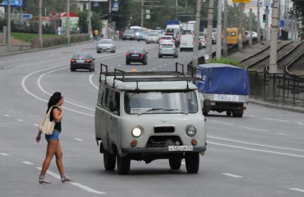 17 августа 2012, Волгоград. Пешеходы перебегают дорогу в неположенном месте.