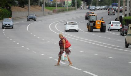 17 августа 2012, Волгоград. Пешеходы перебегают дорогу в неположенном месте.