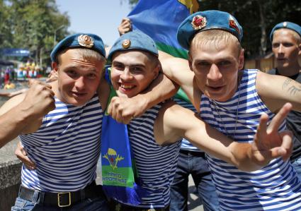 Десантники отмечают день ВДВ в Ставрополе. На снимке: Десантники позируют на камеру.