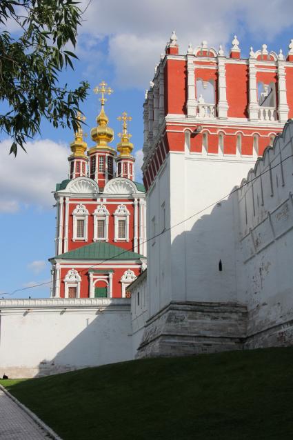 Новодевичий монастырь. На снимке:  надвратная церковь Преображения Господня.