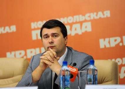 ИД `Комсомольская правда`. Телемост, посвященный старту экологической акции `Поможем природе вместе`. На снимке: член комитета Государственной Думы по природным ресурсам, природопользованию и экологии Олег Лебедев.