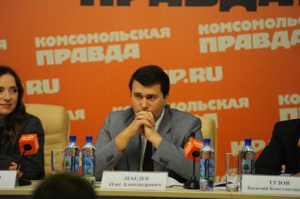 ИД `Комсомольская правда`. Телемост, посвященный старту экологической акции `Поможем природе вместе`. На снимке: член комитета Государственной Думы по природным ресурсам, природопользованию и экологии Олег Лебедев.