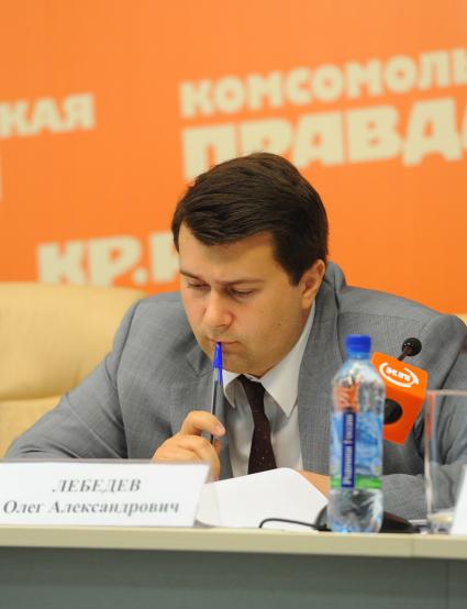 ИД `Комсомольская правда`. Телемост, посвященный старту экологической акции `Поможем природе вместе`. На снимке: член комитета Государственной Думы по природным ресурсам, природопользованию и экологии Олег Лебедев.
