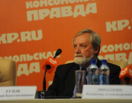 ИД `Комсомольская правда`. Телемост, посвященный старту экологической акции `Поможем природе вместе`. На снимке: заместитель директора `Российского центра защиты леса` Василий Тузов.