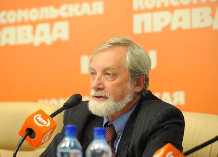 ИД `Комсомольская правда`. Телемост, посвященный старту экологической акции `Поможем природе вместе`. На снимке: заместитель директора `Российского центра защиты леса` Василий Тузов.