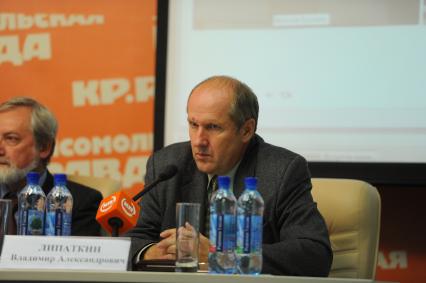 ИД `Комсомольская правда`. Телемост, посвященный старту экологической акции `Поможем природе вместе`. На снимке: декан факультета лесного хозяйства МГУ, профессор Владимир Липаткин.