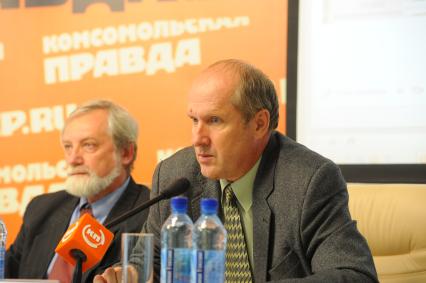 ИД `Комсомольская правда`. Телемост, посвященный старту экологической акции `Поможем природе вместе`. На снимке: заместитель директора `Российского центра защиты леса` Василий Тузов и декан факультета лесного хозяйства МГУ, профессор Владимир Липаткин (слева направо).