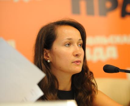 ИД `Комсомольская правда`. Телемост, посвященный старту экологической акции `Поможем природе вместе`. На снимке: ведущий менеджер ТМ `Родники России` Ирина Резонкина.