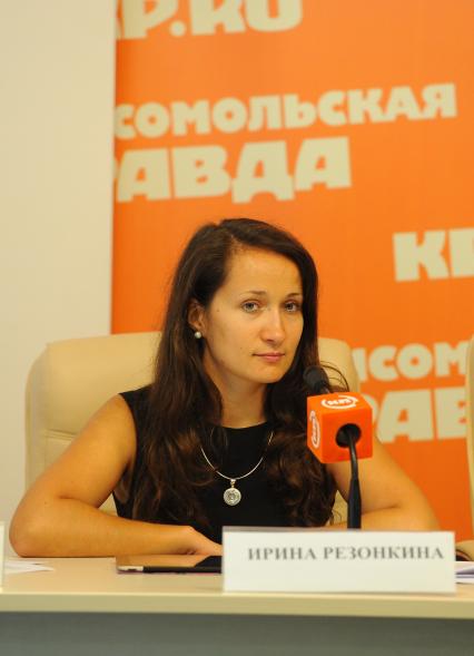 ИД `Комсомольская правда`. Телемост, посвященный старту экологической акции `Поможем природе вместе`. На снимке: ведущий менеджер ТМ `Родники России` Ирина Резонкина.