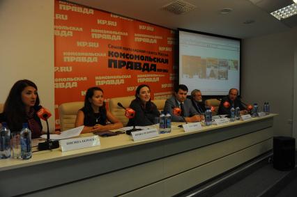 ИД `Комсомольская правда`. Телемост, посвященный старту экологической акции `Поможем природе вместе`. На снимке: корреспондент отдела экономики КП Нигина Бероева, ведущий менеджер ТМ `Родники России` Ирина Резонкина, телеведущая Тутта Ларсен, член комитета Государственной Думы по природным ресурсам, природопользованию и экологии Олег Лебедев, заместитель директора `Российского центра защиты леса` Василий Тузов и декан факультета лесного хозяйства МГУ, профессор Владимир Липаткин (слева направо) .