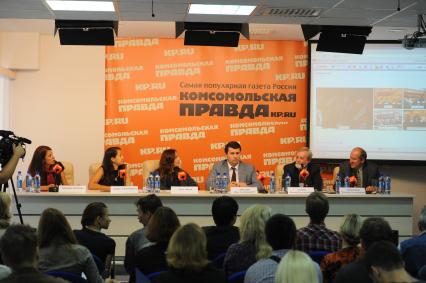 ИД `Комсомольская правда`. Телемост, посвященный старту экологической акции `Поможем природе вместе`. На снимке: корреспондент отдела экономики КП Нигина Бероева, ведущий менеджер ТМ `Родники России` Ирина Резонкина, телеведущая Тутта Ларсен, член комитета Государственной Думы по природным ресурсам, природопользованию и экологии Олег Лебедев, заместитель директора `Российского центра защиты леса` Василий Тузов и декан факультета лесного хозяйства МГУ, профессор Владимир Липаткин (слева направо) .