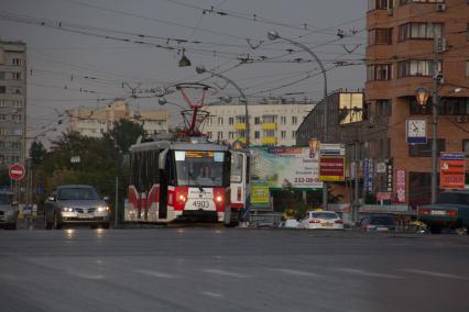 Трамвай на улице города.