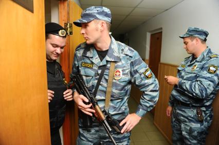 Замоскворецкий районный суд. Слушания по делу Расула Мирзаева, обвиняемого в причинении смерти по неосторожности. На снимке: сотрудники ОМОНа и судебный пристав.