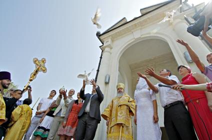 Служба во время празднования дня Петра и Февронии в Ставрополе. На снимке: прихожане выпускают белых голубей.