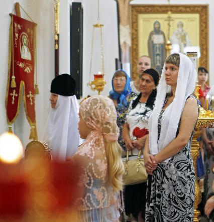 Служба во время празднования дня Петра и Февронии в Ставрополе. На снимке: прихожане.