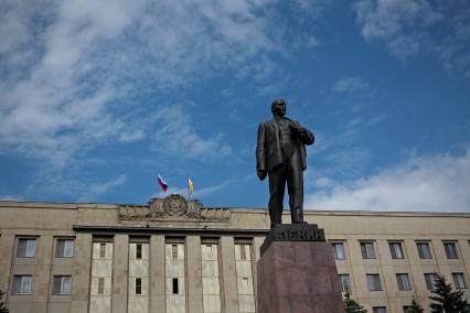 Дом правительства, площадь Ленина. Памятник Ленину.