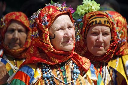 В Ставрополе отметили день России. На снимке: бабушки в национальной одежде.