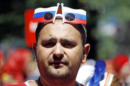 В Ставрополе отметили день России. На снимке: Мужчина с очками в виде флага России.