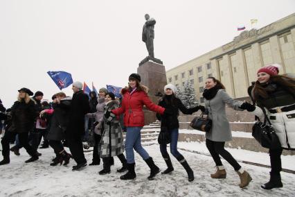 В Ставрополе прошел митинг в поддержку Владимира Путина. На снимке: участники митинга водят хороводы на площади Ленина.