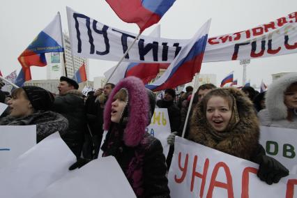 В Ставрополе прошел митинг в поддержку Владимира Путина. На снимке: участники митинга с плакатами.