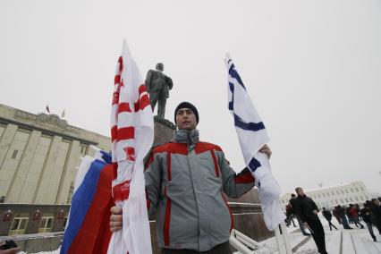 В Ставрополе прошел митинг в поддержку Владимира Путина. На снимке: участник митинга с флагами.
