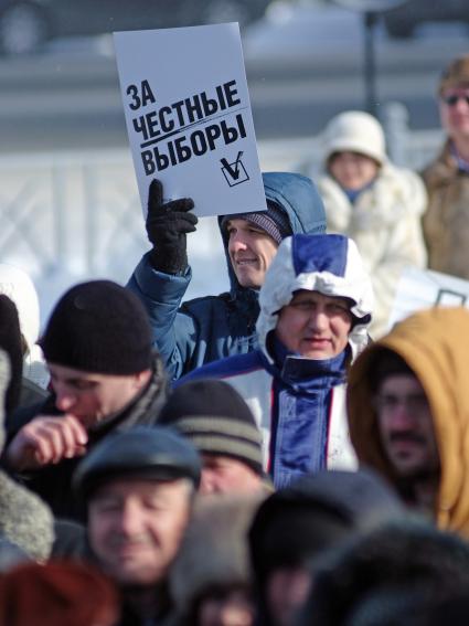 Антиправительственный митинг в Ставрополе. На снимке: участник митинга с плакатом `за честные выборы`.