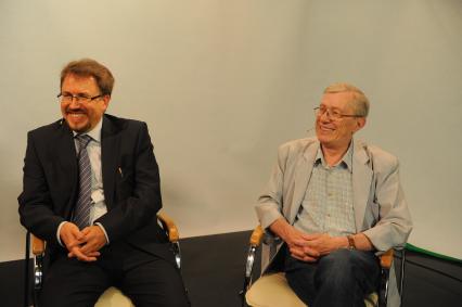ИД `Комсомольская правда`. Политолог, генеральный директор Совета национальной стратегии Валерий Хомяков и авокат, руководитель юридической компании `Усков и партнеры` Вадим Усков (слева направо).