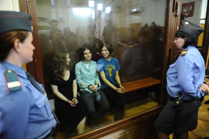 Оглашение приговора участницам панк-группы Pussy Riott в Хамовническом суде. На снимке (слева направо): участницы Pussy Riot Мария Алехина, Екатерина Самуцевич и Надежда Толоконникова, обвиняемые в хулиганстве в храме Христа Спасителя.