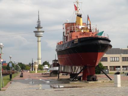 Морской музей в Бермерхафене. На снимке: Корабль `STIER Bremen` на постаменте.