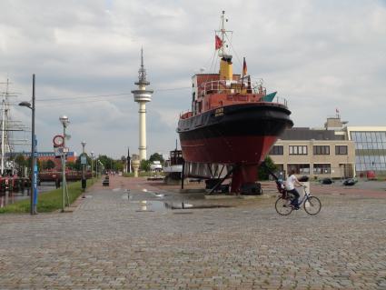 Морской музей в Бермерхафене. На снимке: Корабль `STIER Bremen` на постаменте.