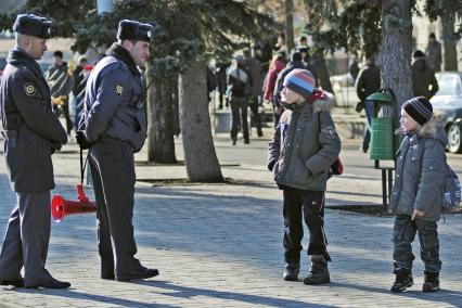 Сотрудники полиции и дети с рюкзаками.