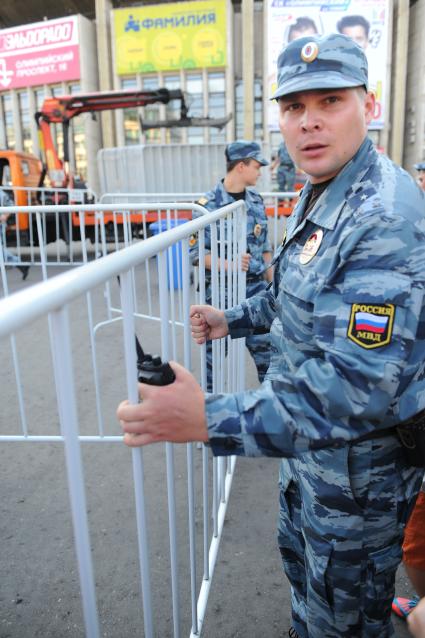 Концерт Мадонны в СК`Олимпийский`. На снимке: меры безопасности перед концертом.