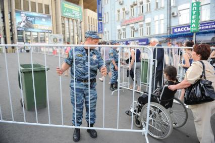 Концерт Мадонны в СК`Олимпийский`. На снимке: женщина с ребенком в инвалидной коляске.