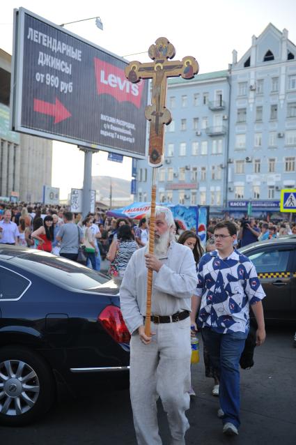 Концерт Мадонны в Москве. На снимке: мужчина с православным крестом у СК`Олимпийский`.