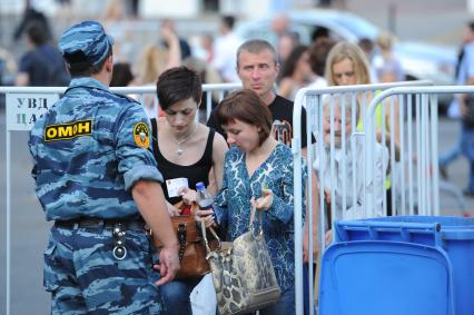 Концерт Мадонны в СК`Олимпийский`. На снимке: досмотр вещей у зрителей.