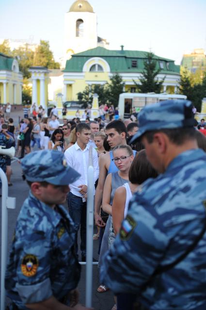 Концерт Мадонны в СК`Олимпийский`. На снимке: досмотр вещей у зрителей.