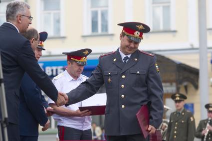 Застенчивый полицейский смущается получая диплом.