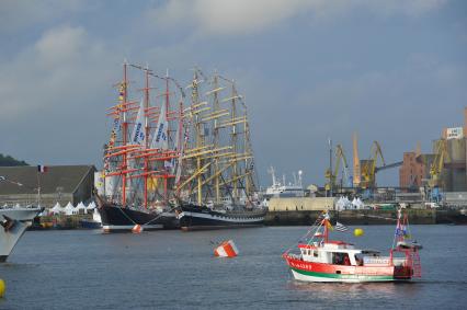 Барки `Седов` (слева) и ` Крузенштерн` у причала в порту.