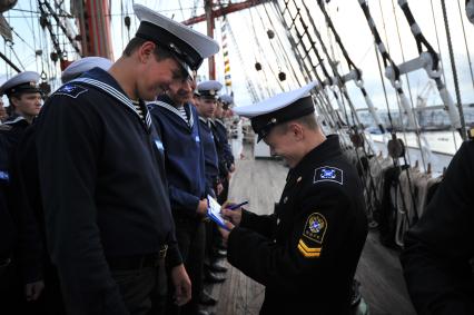 Барк `Седов` во время первого кругосветного путешествия. На снимке: матросы на палубе корабля проходят инструктаж.