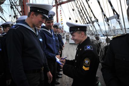 Барк `Седов` во время первого кругосветного путешествия. На снимке: матросы на палубе корабля проходят инструктаж.