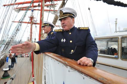 Барк `Седов` во время первого кругосветного путешествия. На снимке: капитан барка Николай Зорченко Николай (справа) стоит на капитанском мостике.