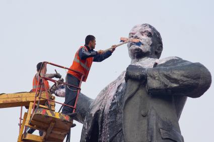 В Екатеринбурге помыли памятник Владимиру Ленину.