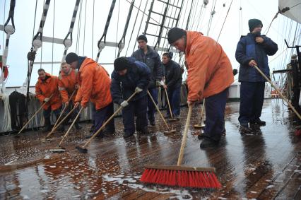 Барк `Седов` во время первого кругосветного путешествия. На снимке:  курсанты драют палубу.